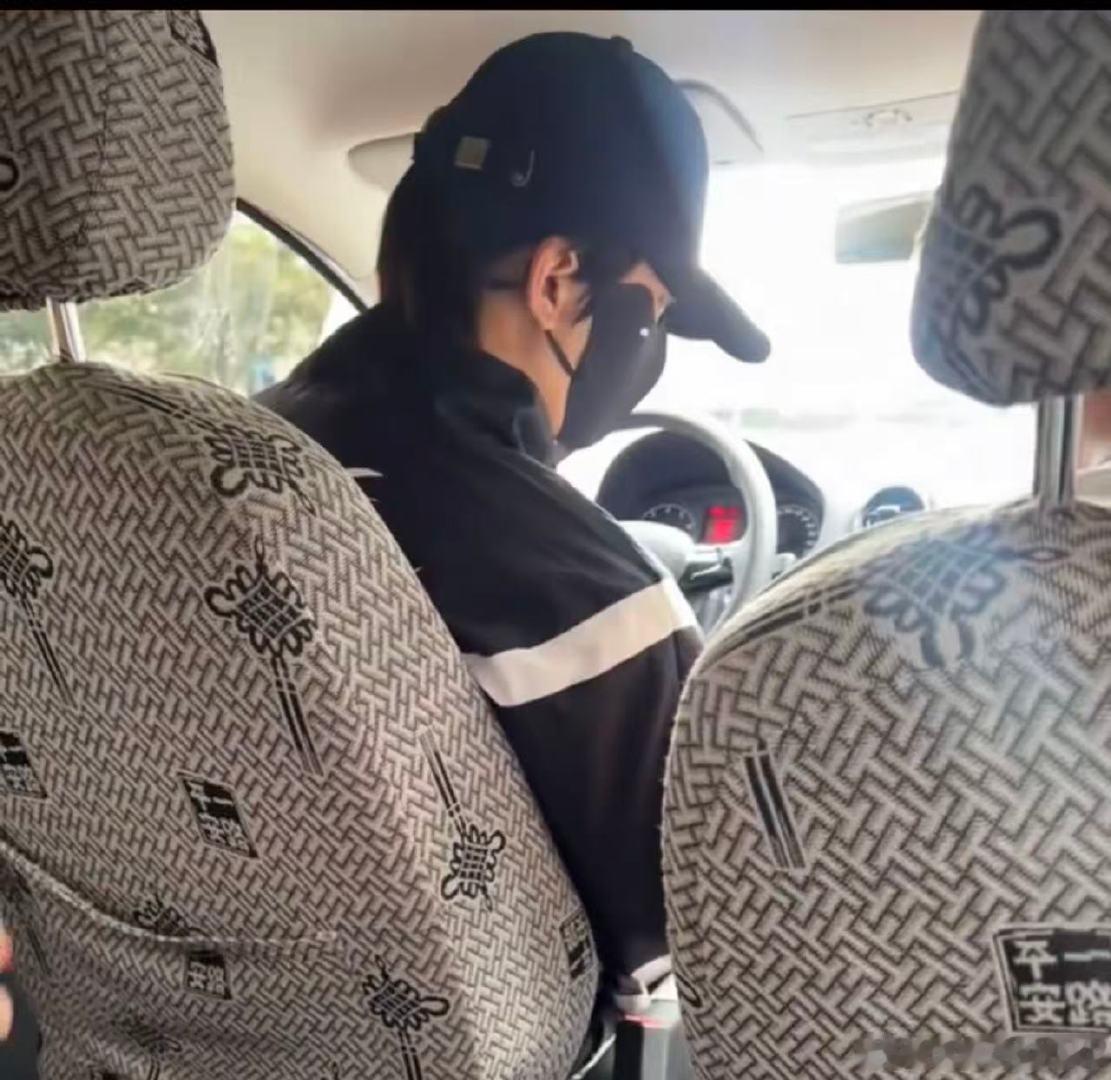 周柯宇拿到驾照了周柯宇拿到驾照了！周柯宇拿到驾照