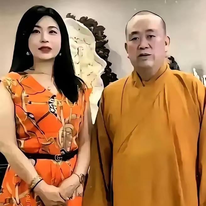 据说这是释永信给女施主开光的4个条件:
 1、年龄必须在28岁以下，长的漂亮，还