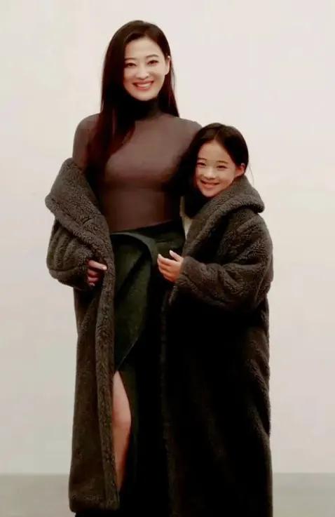 梅婷太让人意外了！她到底是怎么做到又老又年轻的？

这次不是因为梅婷的演技，而是