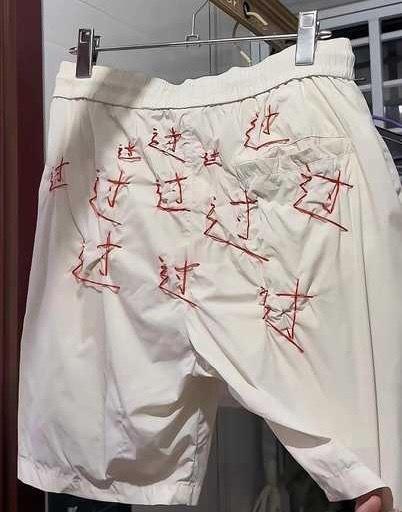 哥哥马上高考了，妈妈给他缝的一腚过让他一定过 