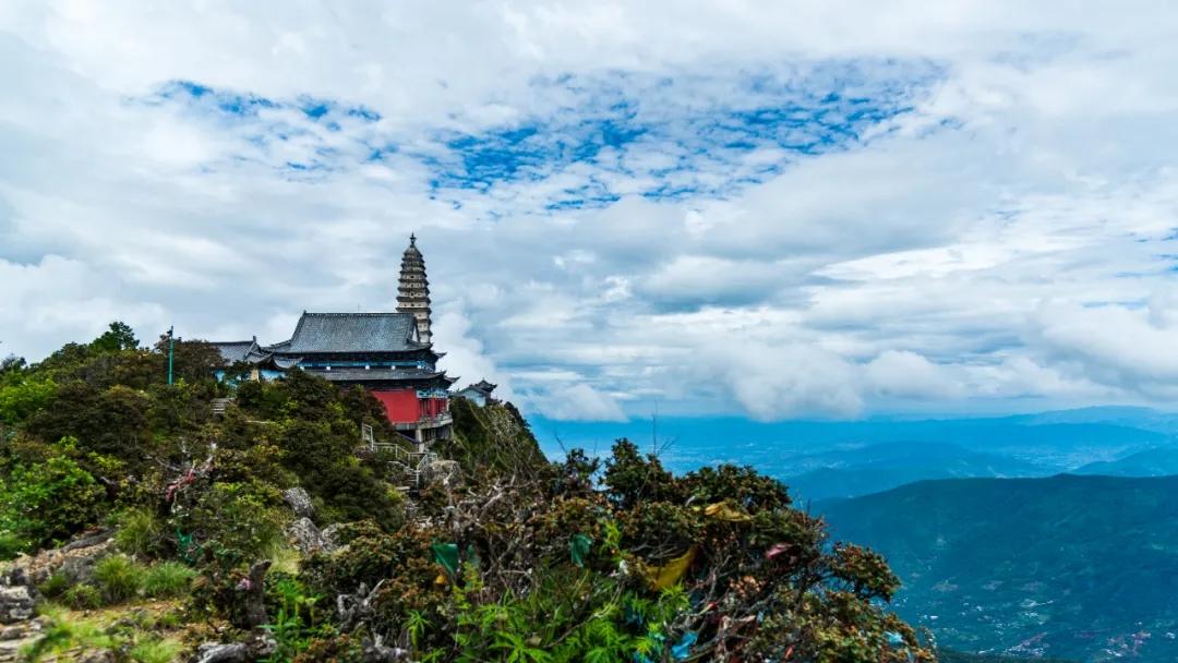 📍五一福利来啦！5月1日—3日，大理人游鸡足山门票免费，太划算了！

✅鸡足山
