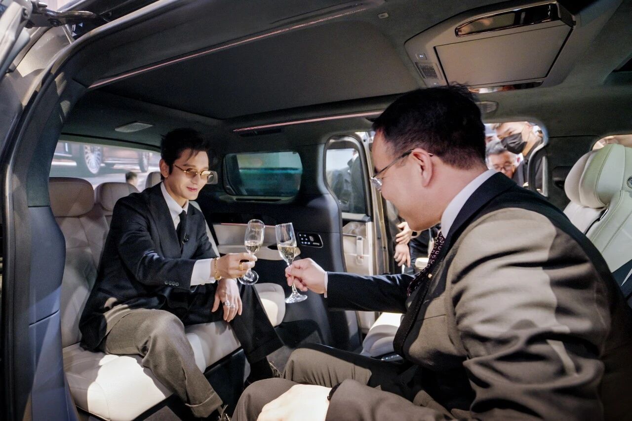 明星带货最真实，黄晓明已经拥有了两台极氪009 光辉、之前还又下订了极氪9X，最