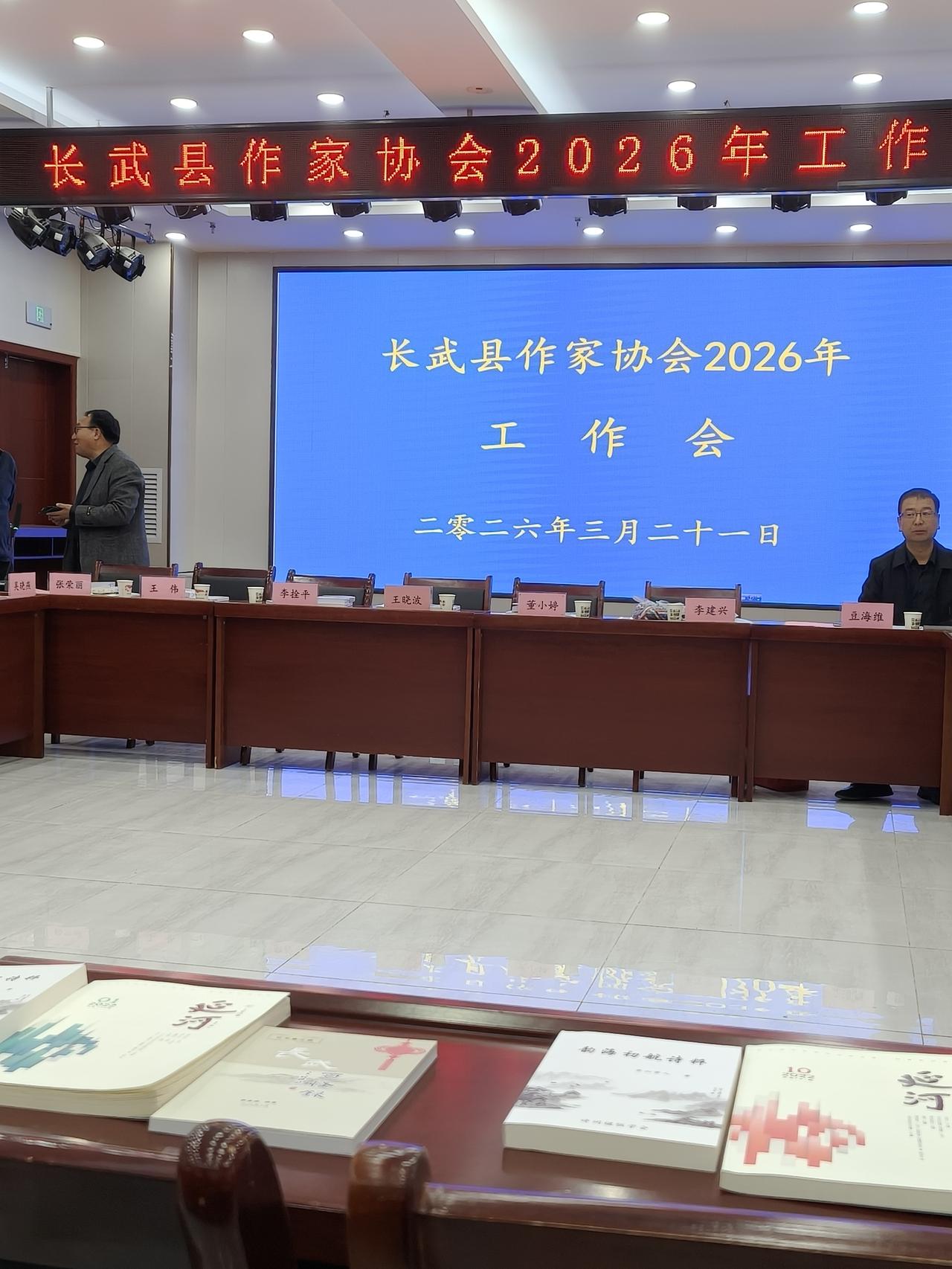 柴米油盐供绐肉身，文学文字滋养魂灵，唯热爱可抵岁月浸长。