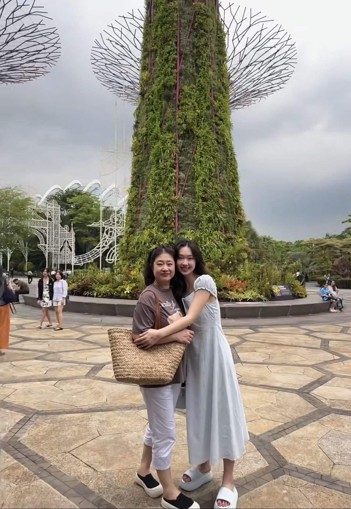 11月20日，管乐晒与妈妈合影，并配文：“和妈妈一起来新加坡啦”。

管乐到了新