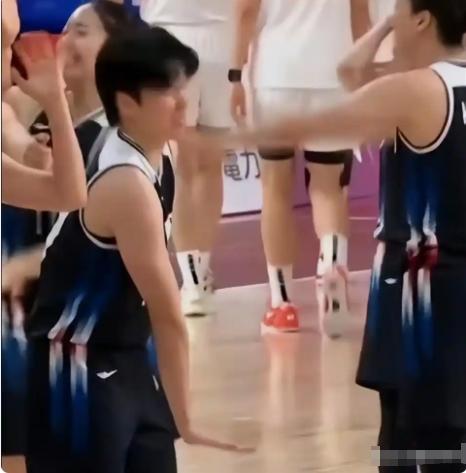 简直太嚣张！韩国女篮赢下中国女篮，球员当场亮出极具冒犯性的嘲讽动作，韩国队员摆出