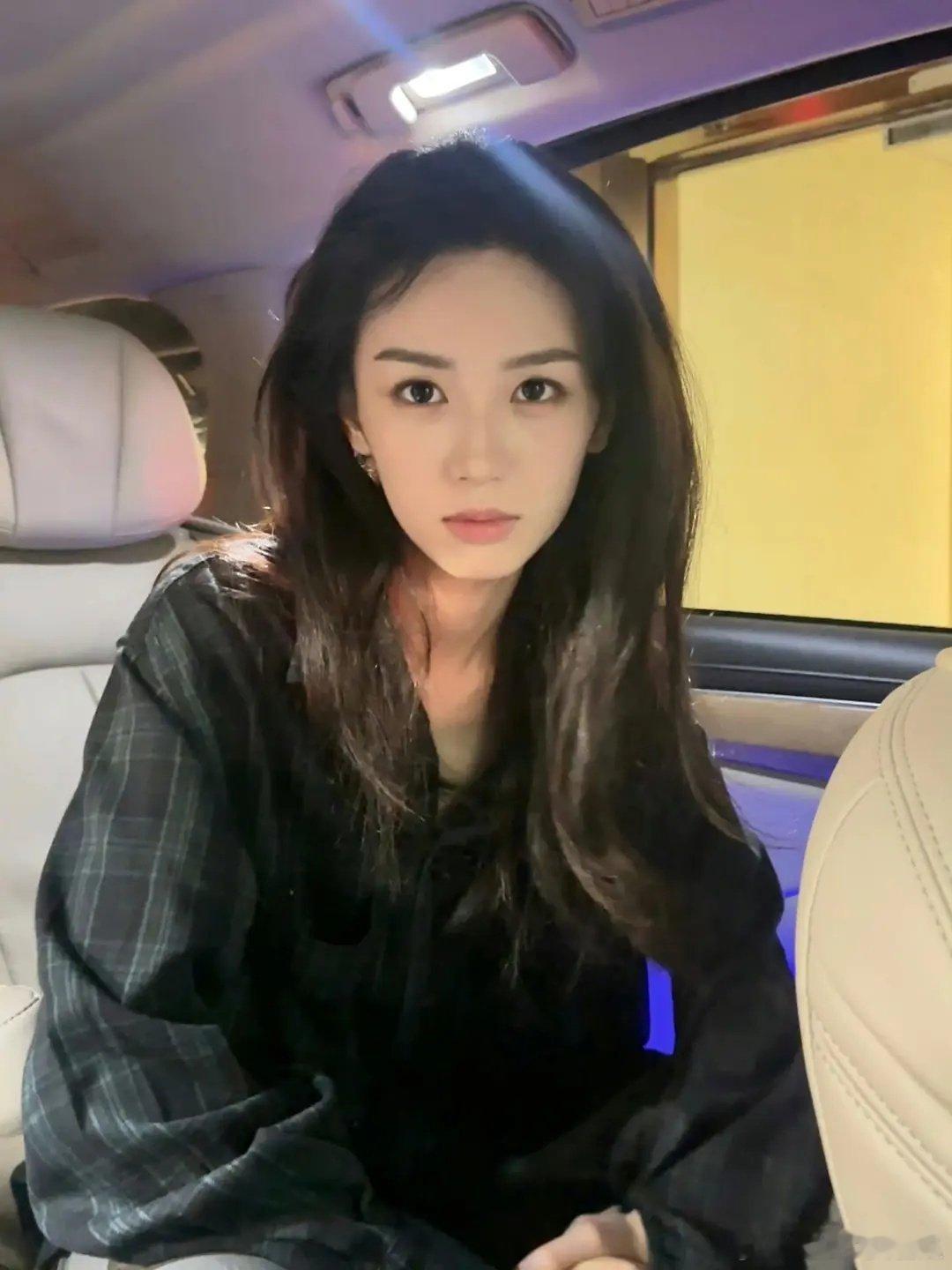 这是……周也?真的差点没有认出来 ​​​