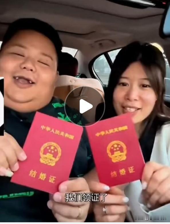 曾被官媒点名批评叫停吃播乱象的典型人物良子，如今不仅有豪车，而且更是官宣和娟领证