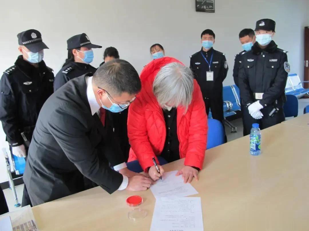 2021年，即将执行死刑的叶碧仙，临刑前的几幕画面，图一为在死刑执行书上签字，图