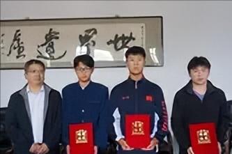 他们捐的是史料，网暴者捐出了什么？一边是少年守护历史，一边是成年人躲在屏幕后撒野