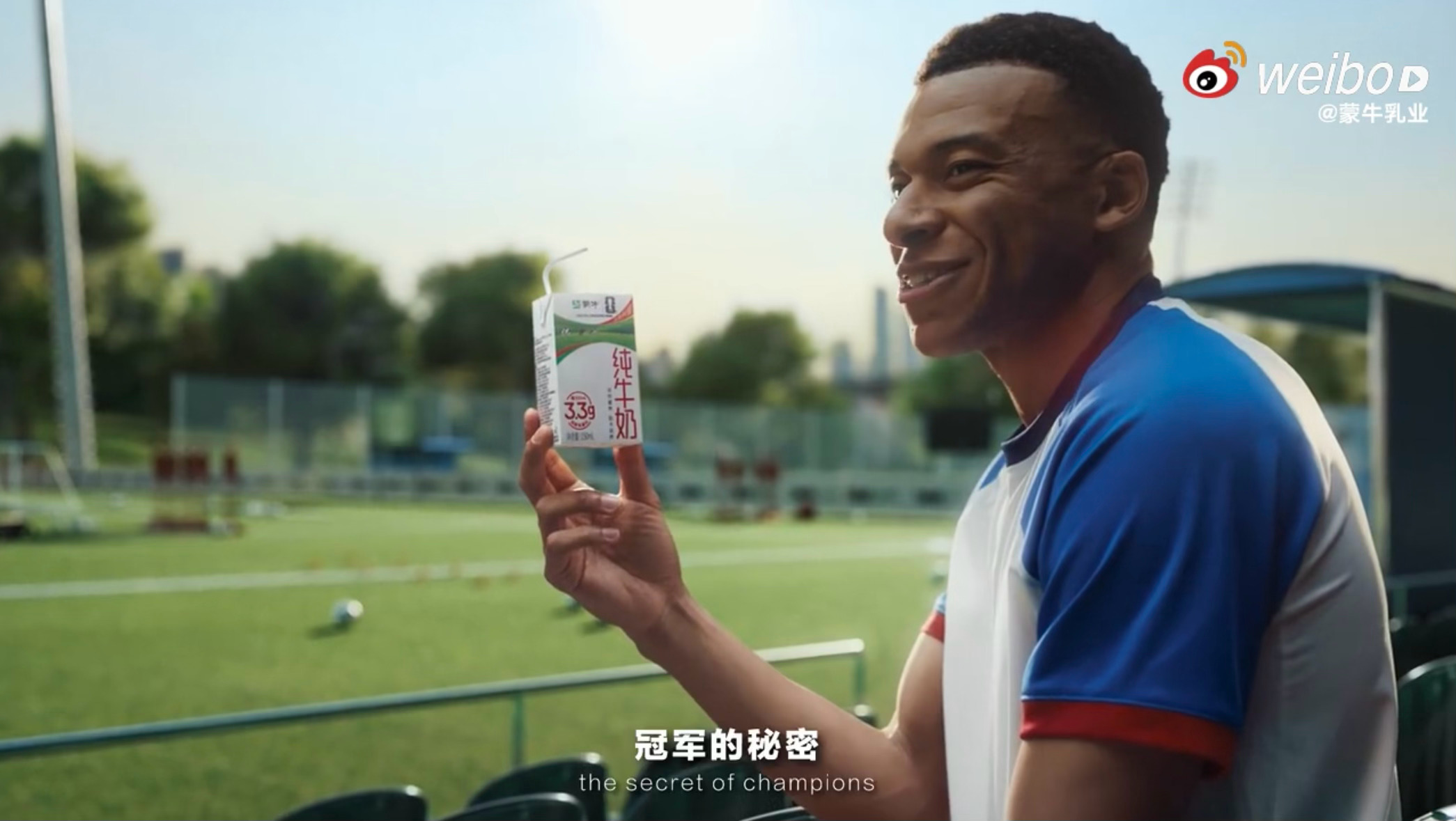 这支广告片统一球迷视界✦ 当镜头闪过大力神杯的金色轮廓，当姆巴佩举起那盒熟悉的蒙