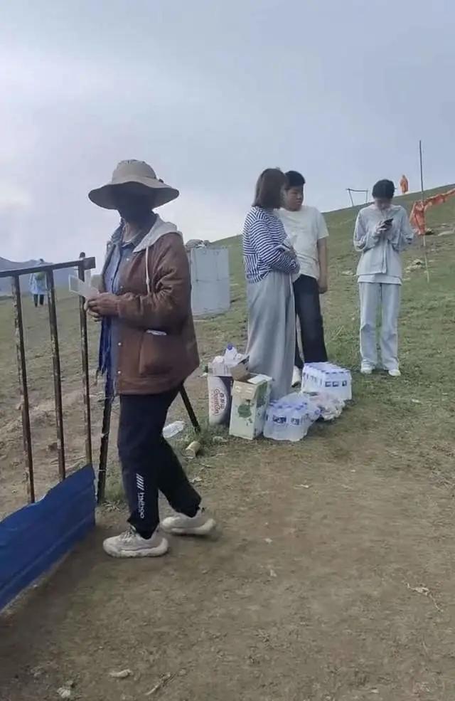“离谱！”绝美的山野风光、独特的地质地貌，让内蒙古大青山的“大裂缝”成了网红打卡