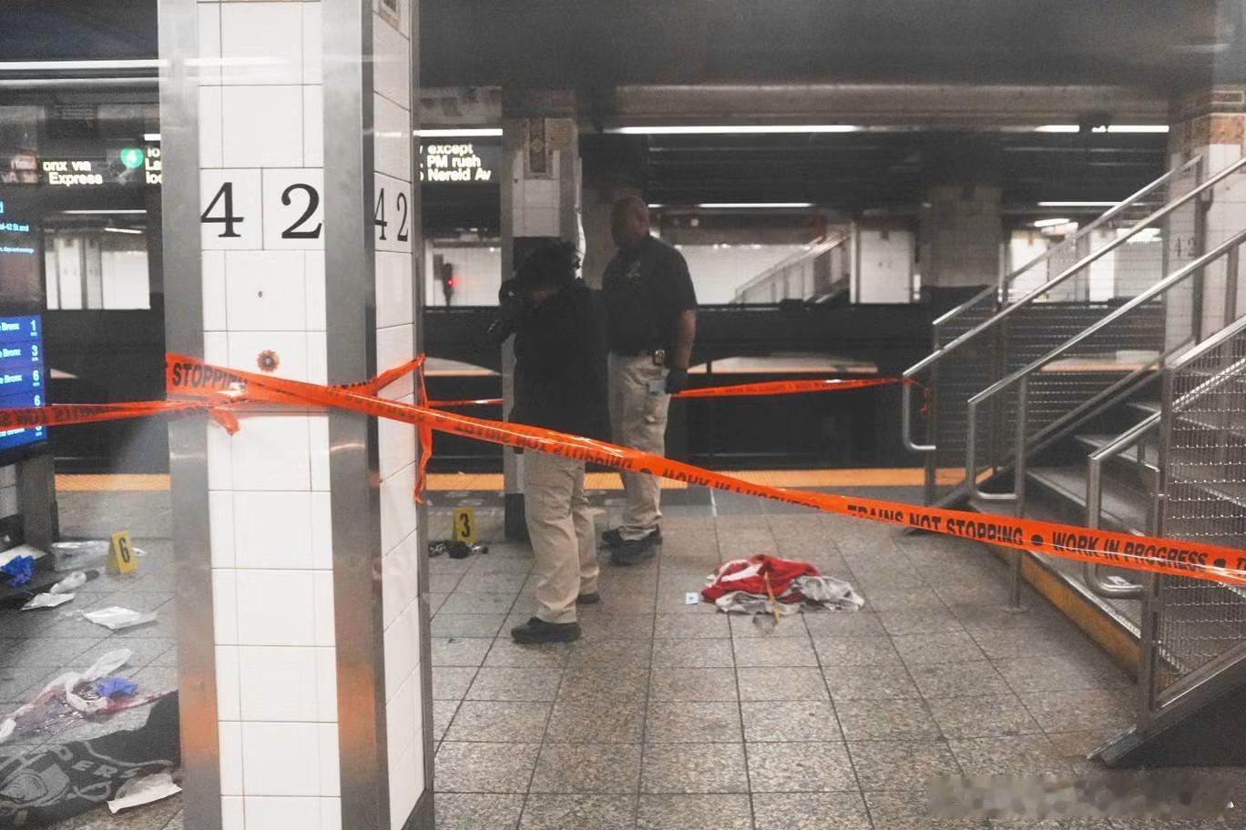 周六上午，一名持刀男子在纽约市一处主要地铁站内刺伤三人，随后在站台上被赶到的警察