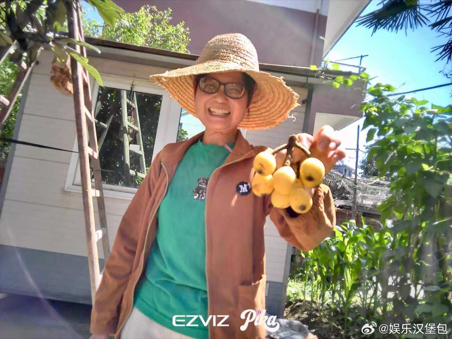 最动人的影像源于真心，女孩主动为村里老人留存容颜，一张张发自内心的笑脸，尽显乡村
