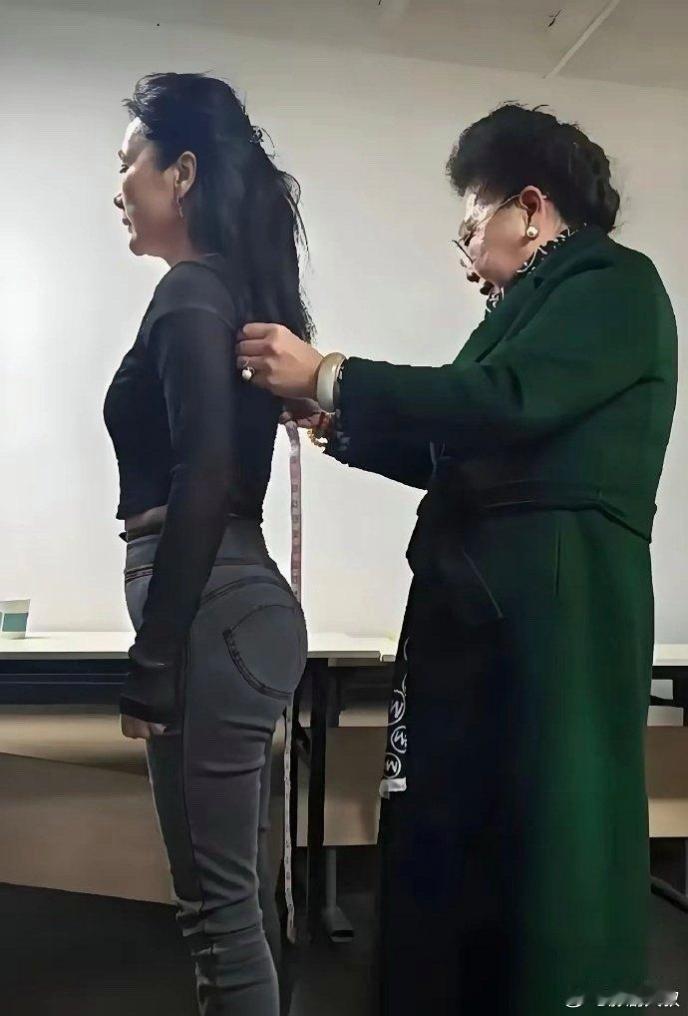 何赛飞，当奶奶的人了，腰臀比胜过年轻人，太绝了 