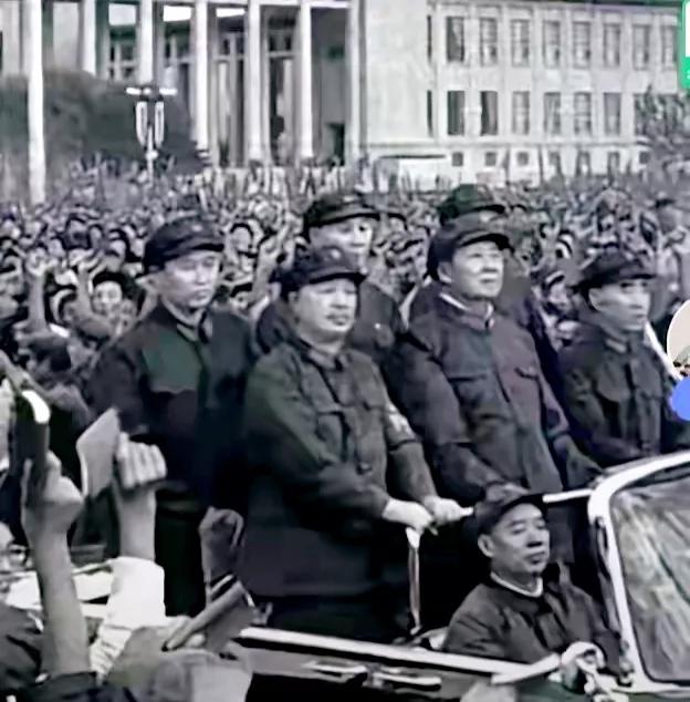 一代人的记忆。
毛主席乘坐国产的红旗敞篷汽车检阅红卫兵。#让人民永远怀念# ，#