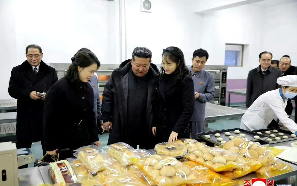 金正恩携妻女出席活动，韩媒关注李雪主的古驰包包。 ​​​