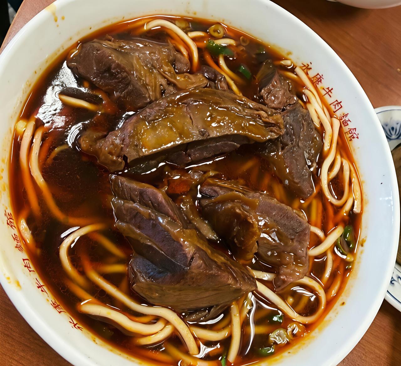 这碗牛肉面是十年前我在台北一家面馆里吃的，后来又坐火车去花莲吃了一家眷村牛肉面。