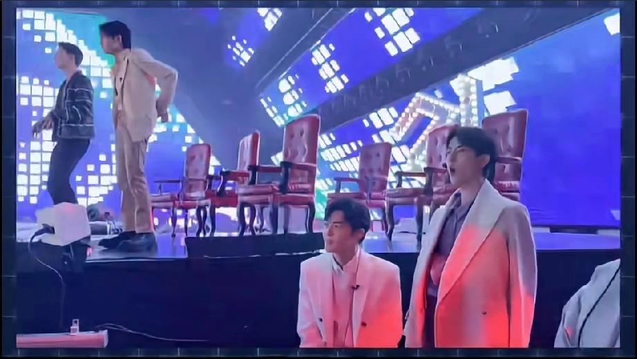 看哥哥们劲歌热舞的萌萌，享受音乐的魅力

现场气氛好热烈，萌萌还尖叫打call，