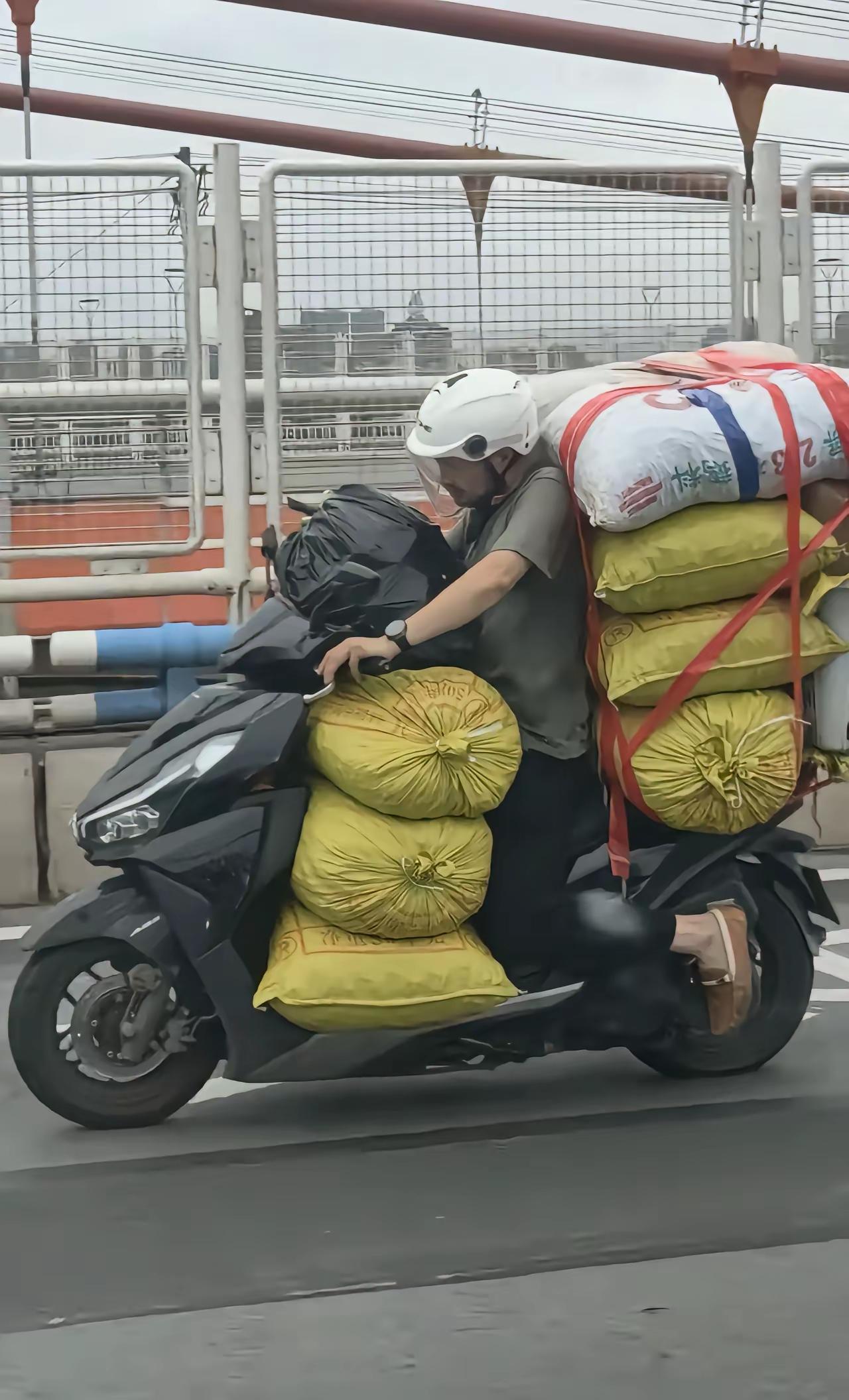 表面上，看到他拉了满满一车的货，实际上，他拉的是他生活的重担。顶住了，一路顺风，