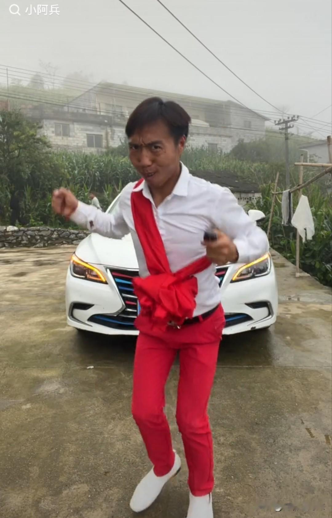 这人居然开上了奔驰！
看来在座的各位都有责任！