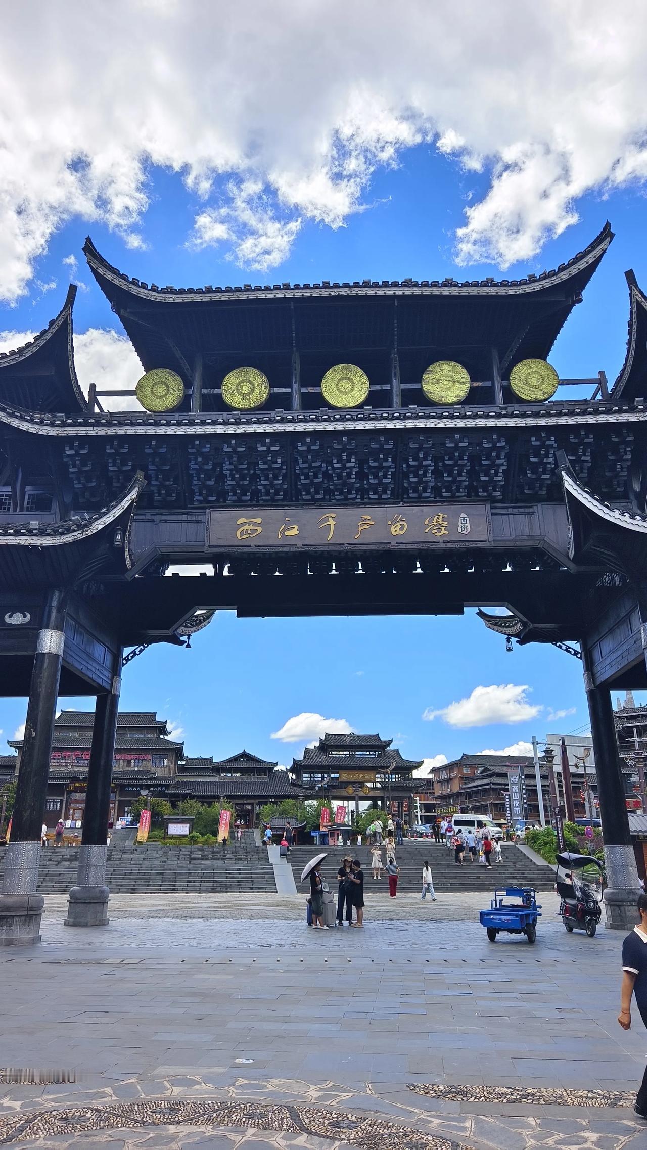 十年前去过一次西江千户苗寨，当时还是挺质朴的一个景区，现在又去了一次，变化真的太