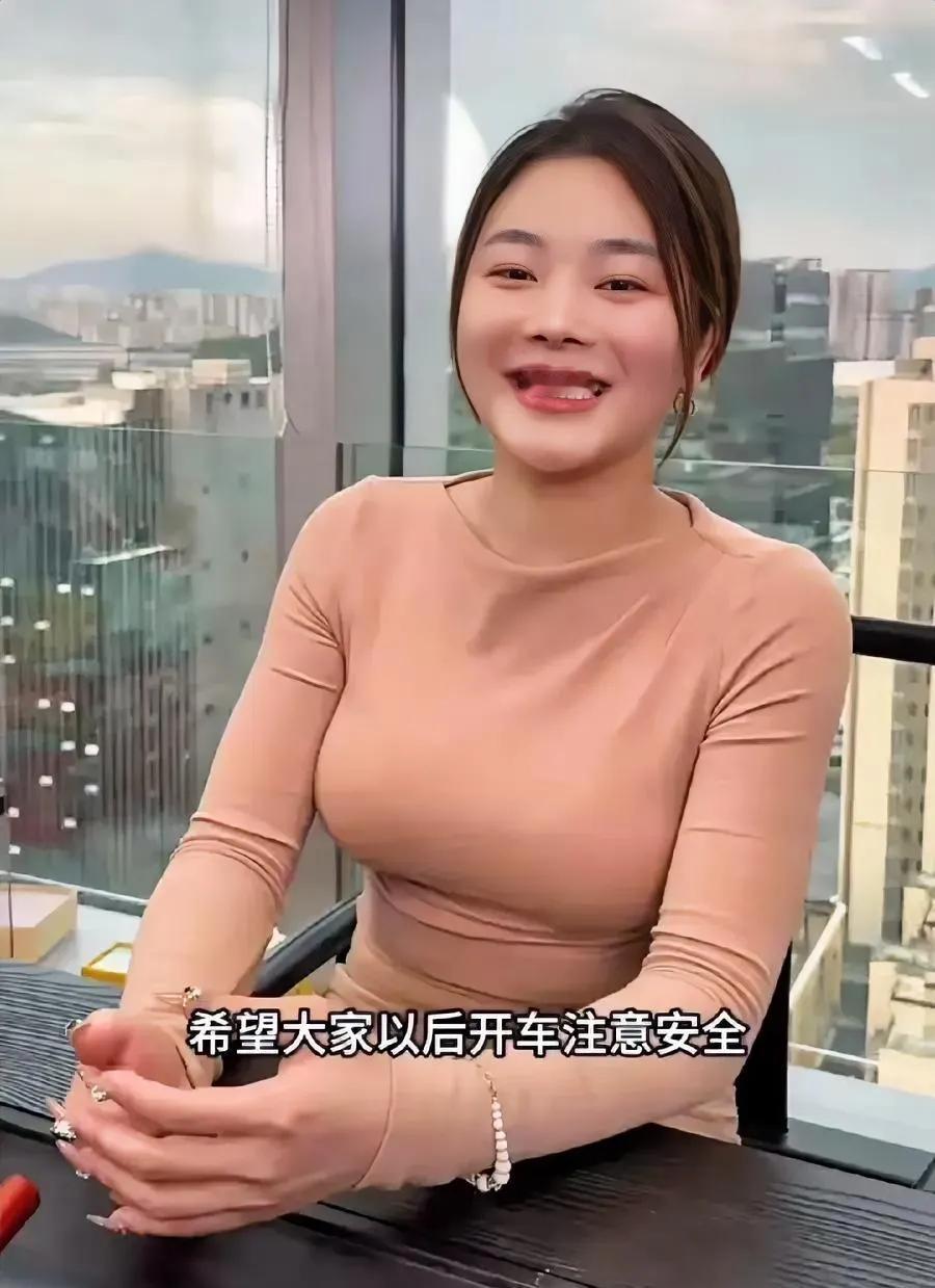 在广州街头遭遇货车碰撞的劳斯莱斯女车主，展现出了非凡的气度与胸襟，她的言语与身份