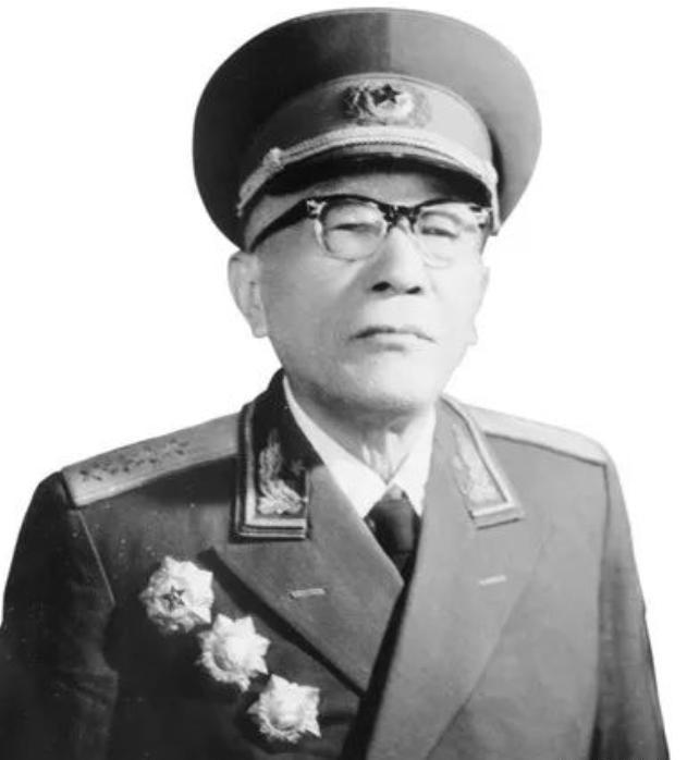 黄克诚感叹，“彭德怀、贺龙二位元帅都是出类拔萃的沙场悍将，但志趣迥异、差别很大。