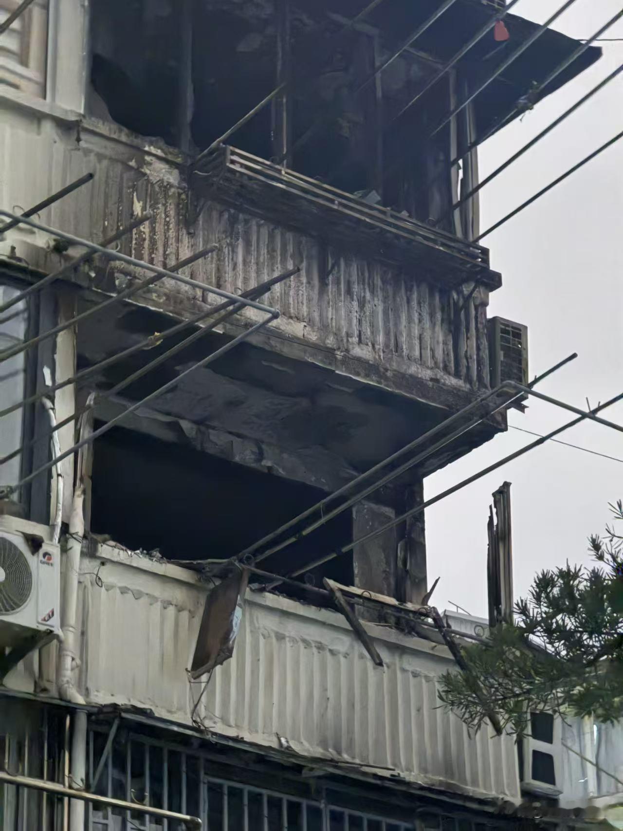 【查一查你们小区消防龙头里有水吗？】今天我们小区发生了一个火灾，据说有两个人进了