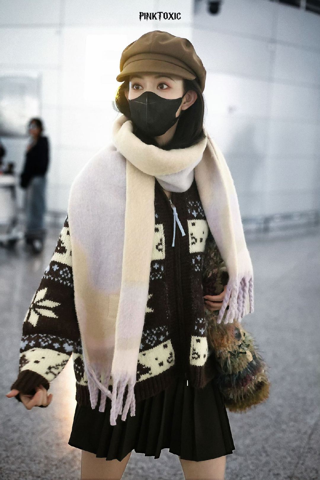 棕白雪花纹针织开衫+复古长筒靴，孟姐路透造型温柔又时髦！英文互动超自信，和粉丝贴