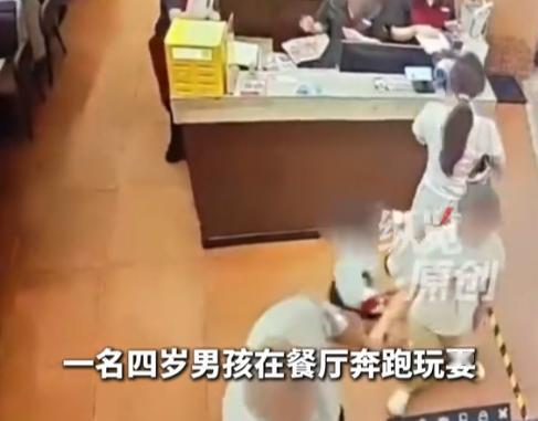 令人愤怒！湖南长沙某餐厅内，女子称被一名4岁男童摸了臀部。监控画面显示，男童手持