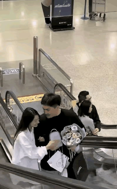 小胖哥突然笑容凝固！女友的香吻也瞬间不香了，被对面小哥一副君临天下的气势完全碾压