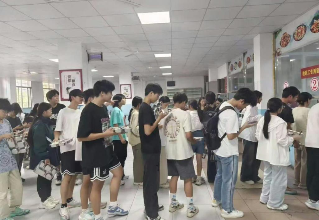 食堂标语越看越气，到底在道德绑架谁？
 
家人们，有没有同感？一进食堂就被各种标