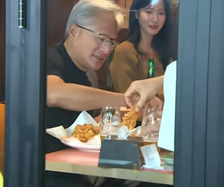 惊天大瓜，首尔街头惊现英伟达 CEO 黄仁勋和韩国三星、现代总裁凑一块吃炸鸡就算