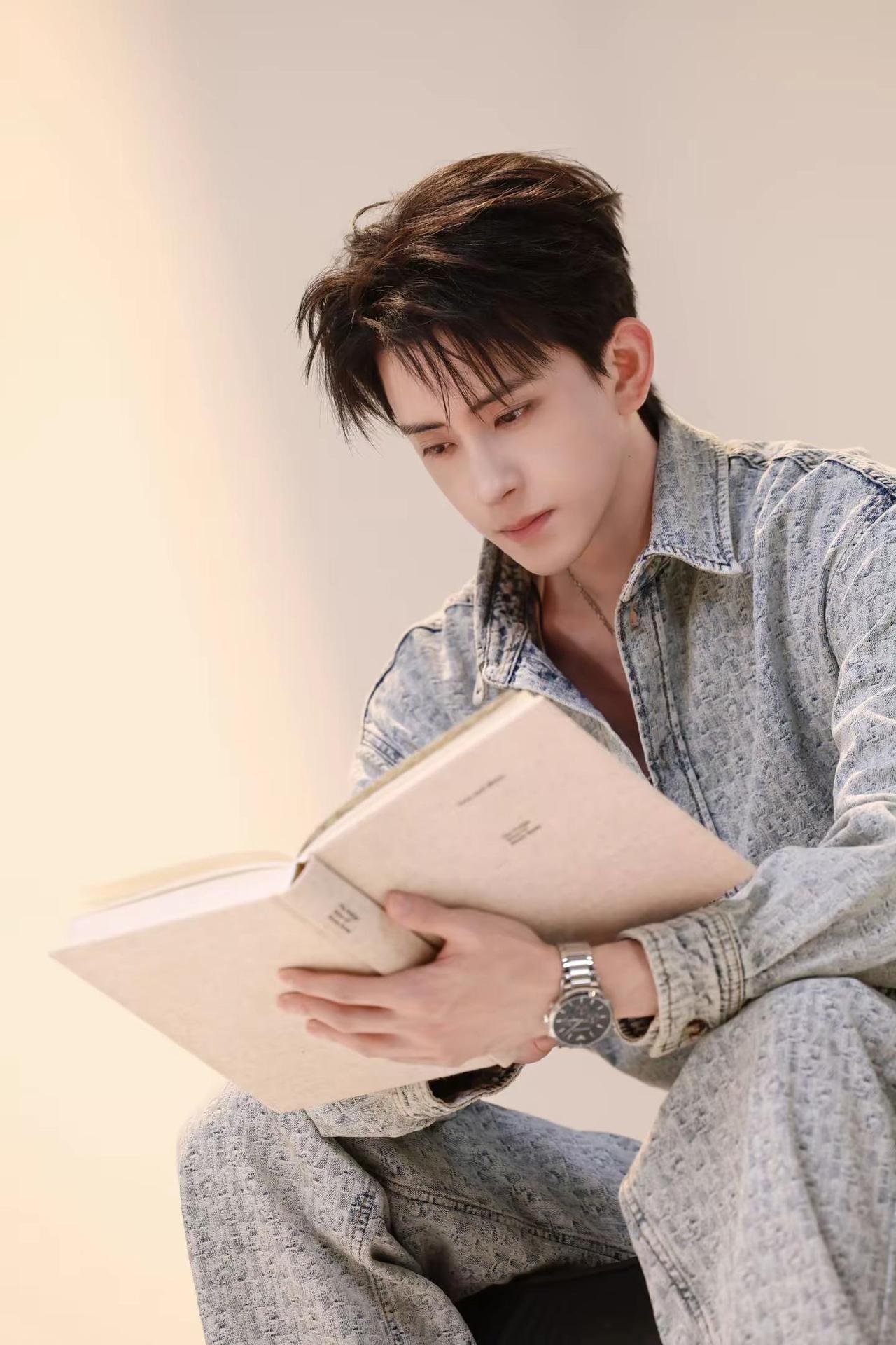 三百六十度无死角的帅！期待明天的妆造😘。敖瑞鹏