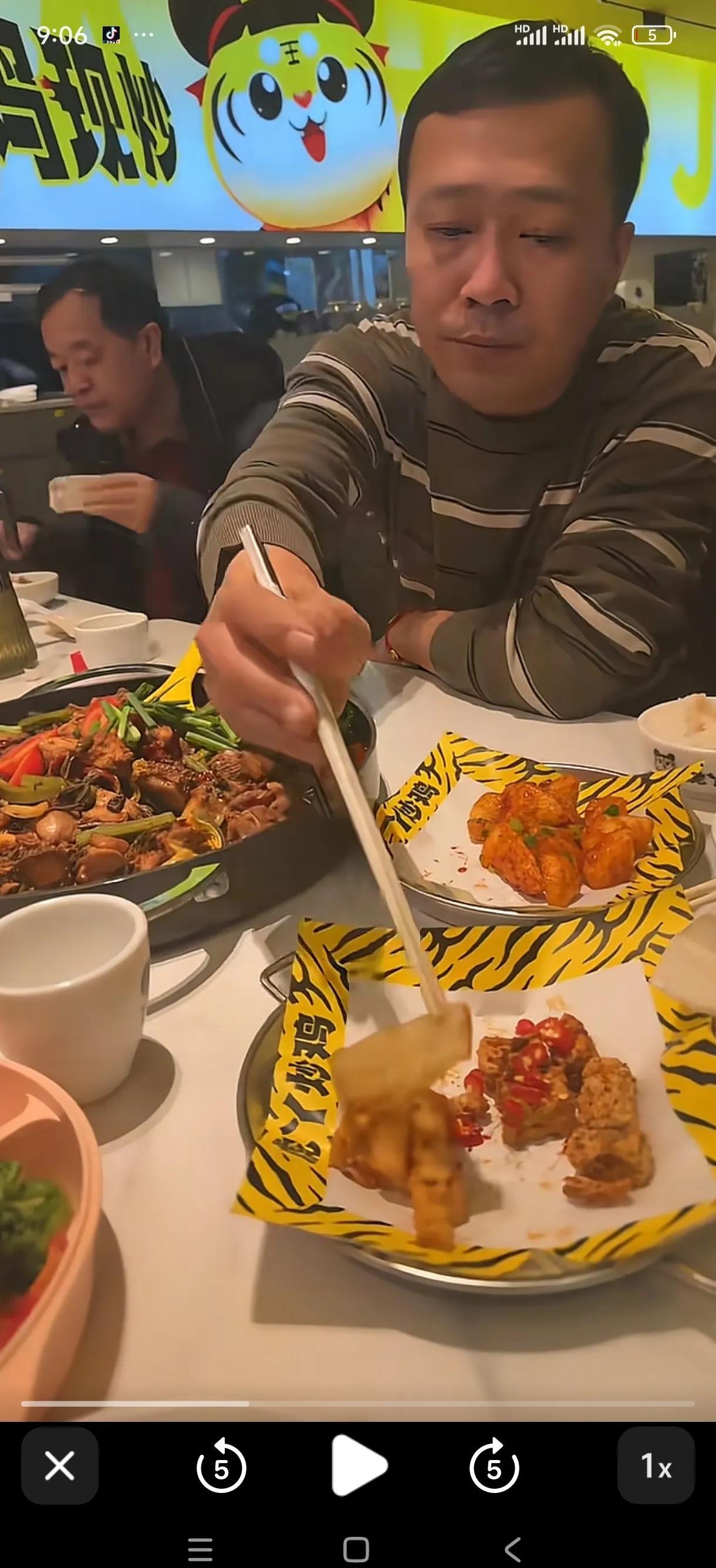 他找了家人25年，团圆后却支起摊子卖起了炸串。
你或许想象过寻亲成功的画面：媒体