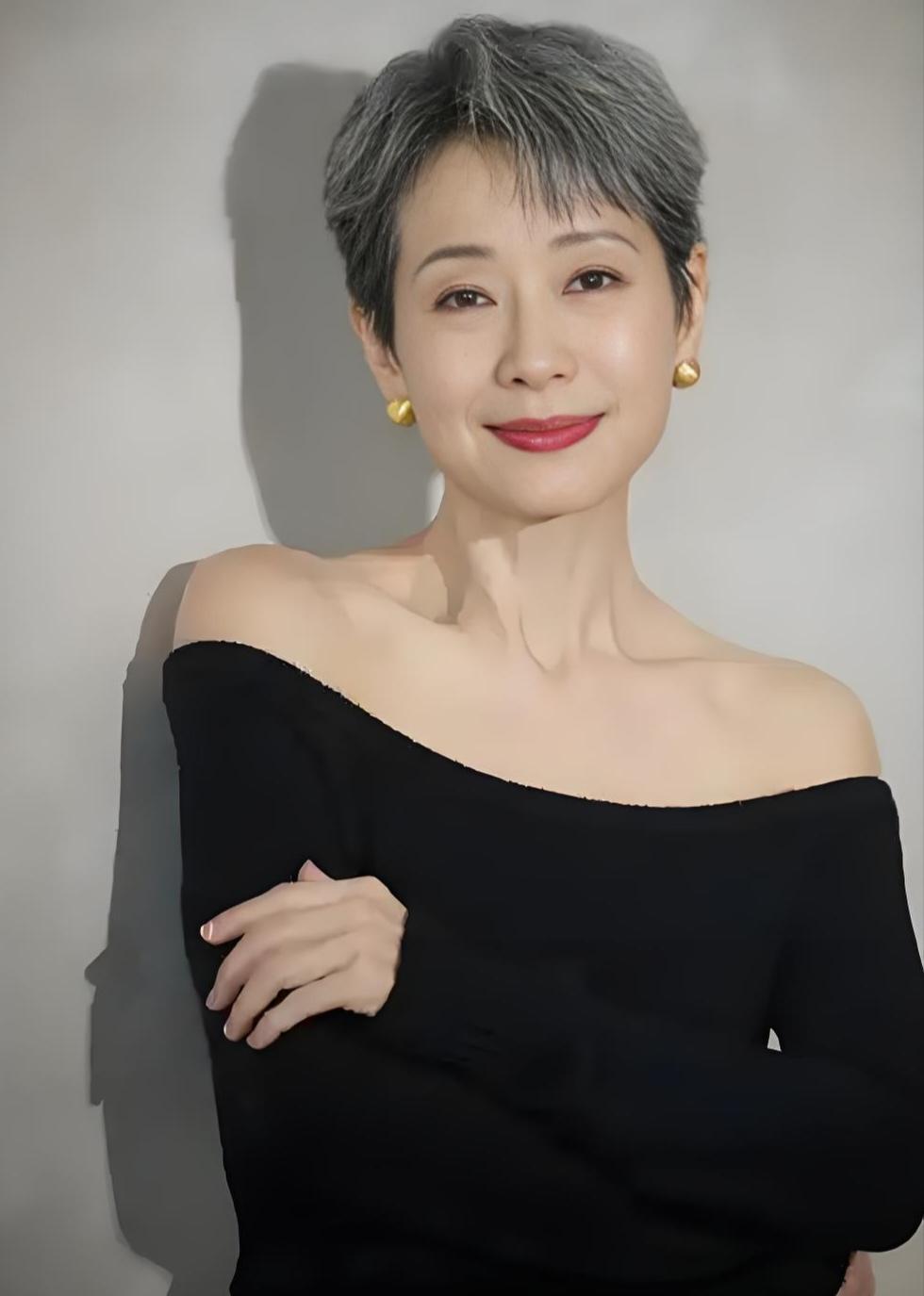 等我年纪大的时候，也要打扮的跟叶童一样…

留着干脆利落的短发，黑色中夹杂着些许