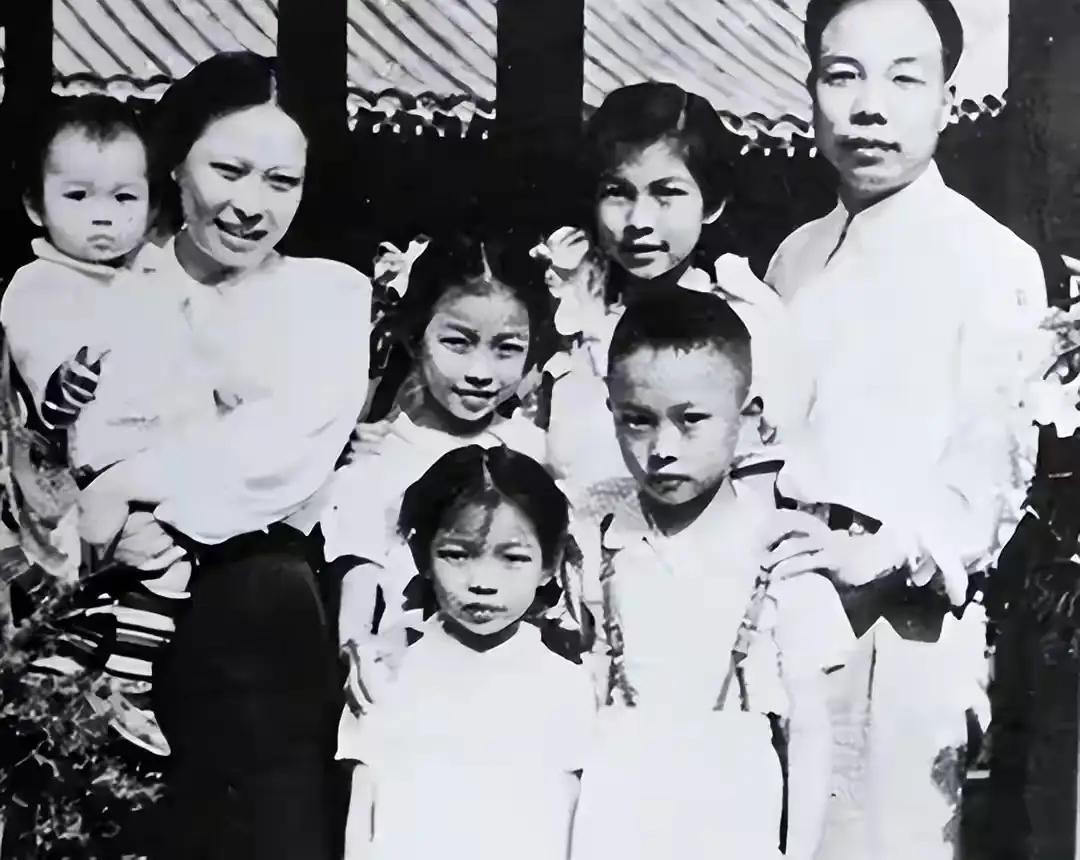 1958年，开国上将萧华回到江西兴国icon，找到了失散24年的亲妹妹萧金洪。见