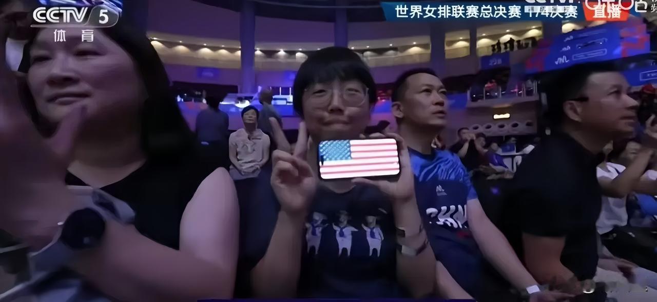 女排逆转取胜振奋人心，看台争议画面引人深思

昨晚中国女排在澳门对阵美国的比赛中