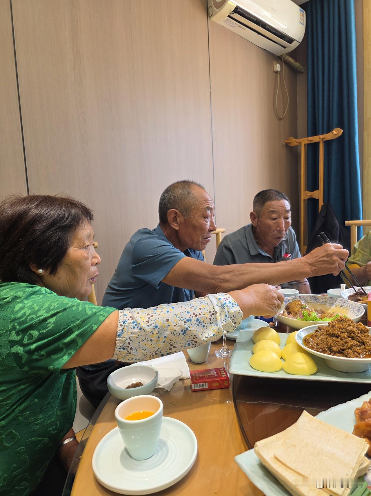 回到老家才知道，在济南的日子多么糟……

今天弟弟家有喜事，他家添了孙子，今天办