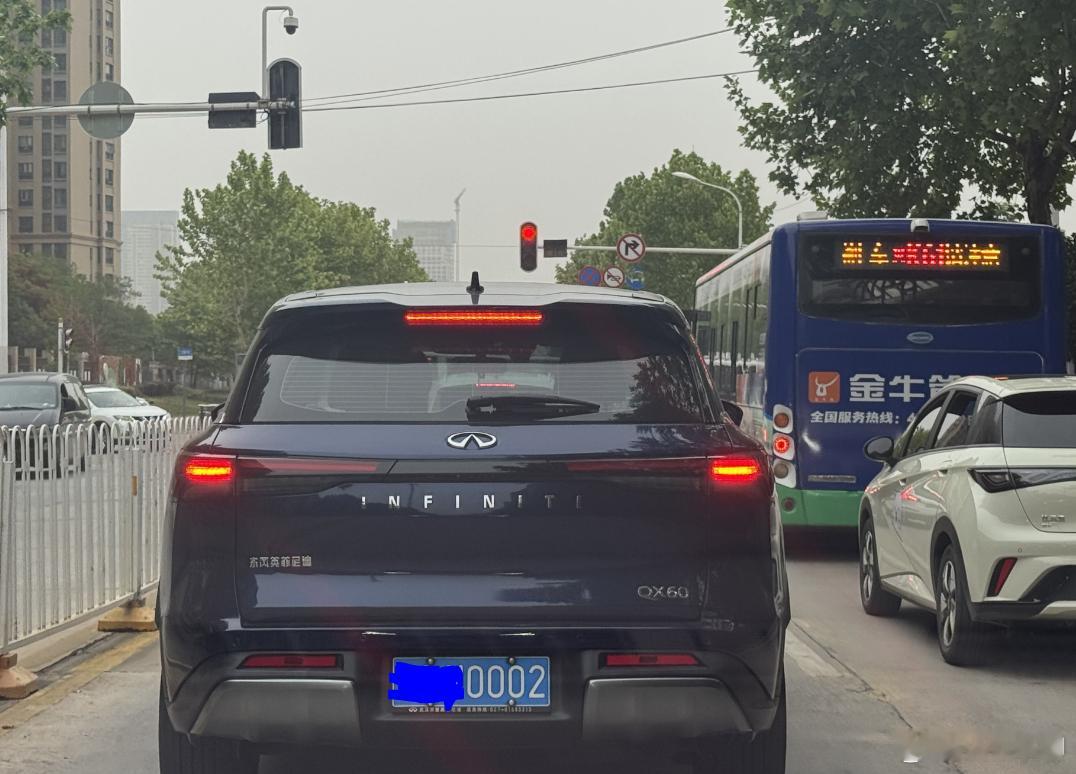 在路上偶遇了一辆英菲尼迪QX60，车牌倒是挺不错的。这车现在堪比公路大熊猫，真的