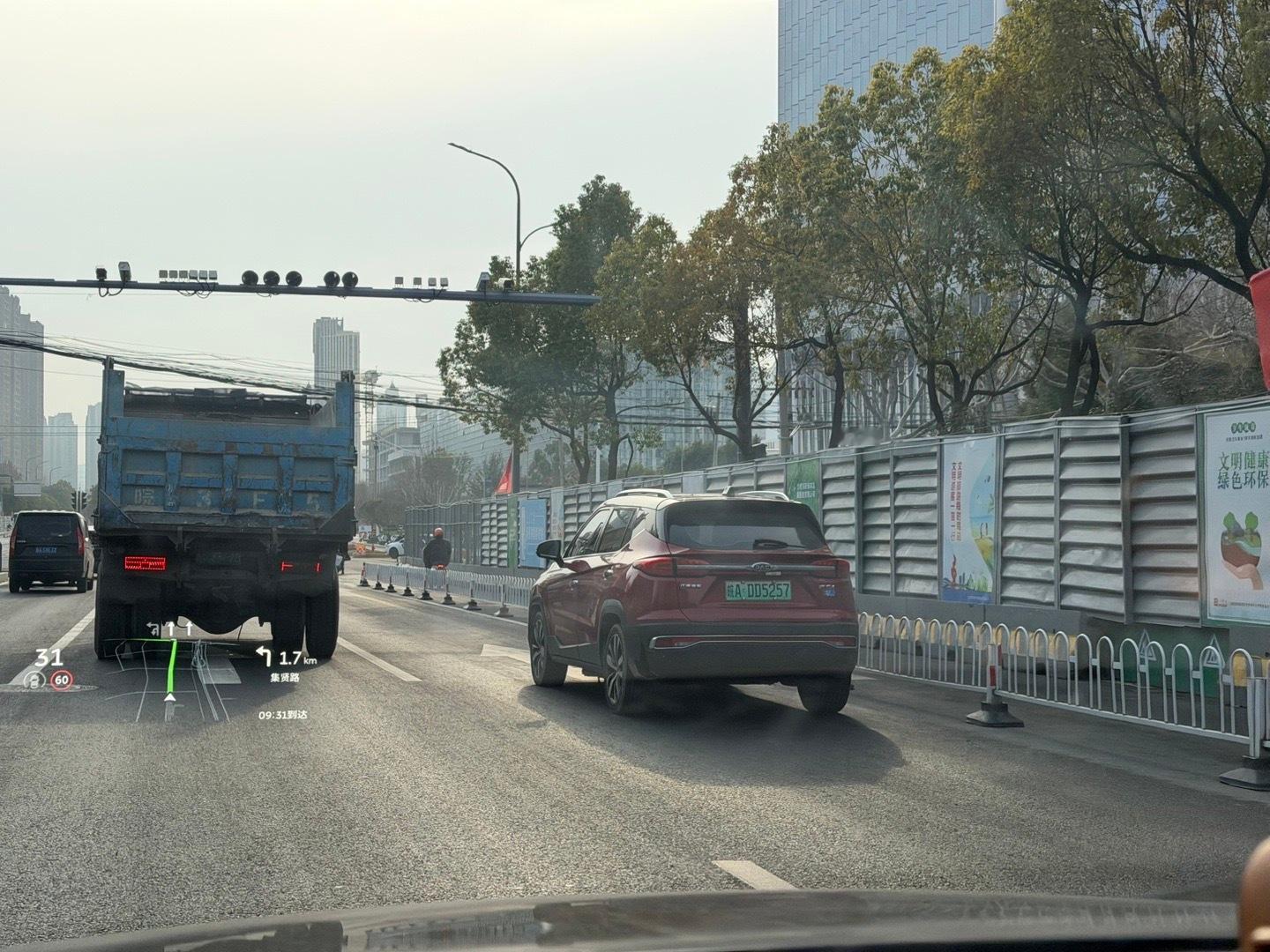 这种蜗牛车，上路真的是祸害，每个跟在他后面的人都在狂催，难道他自己听不到吗？行车