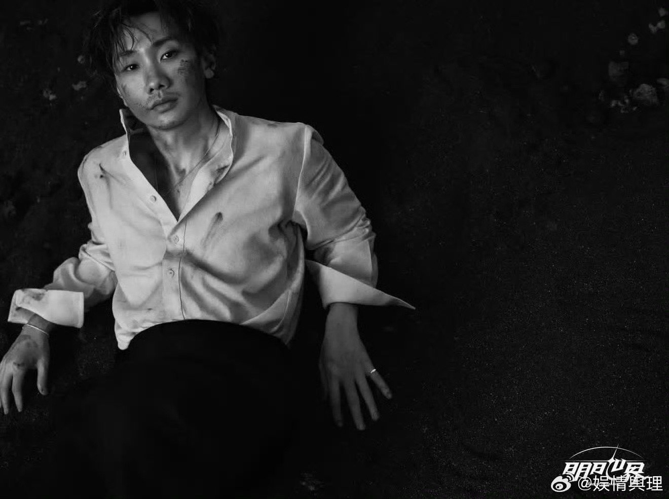 汪苏泷黑白战损九宫格 战损妆造配上黑白色调，把那种挣扎又克制的状态拍得很到位。九