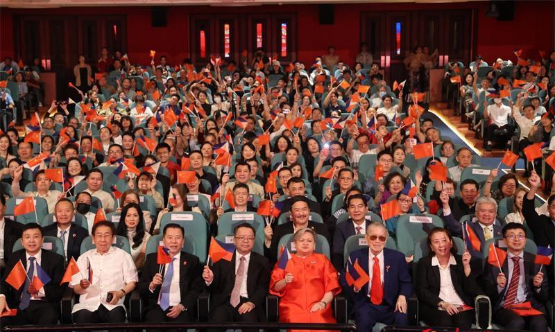 从香会强硬到友谊日，马尼拉在算哪笔账？

马尼拉的灯光很亮，话风却忽冷忽热，几天