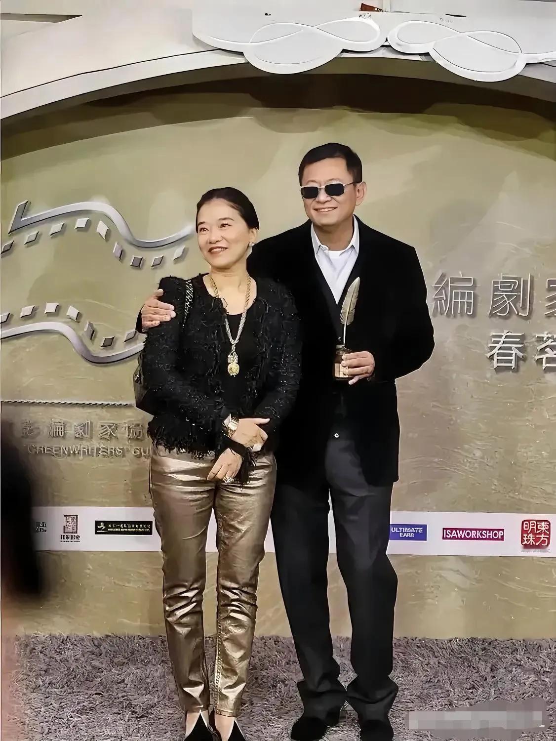 王家卫有着一个幸福美满的家庭，陈以靳作为王家卫背后的女人，给予了他精神上的大力支