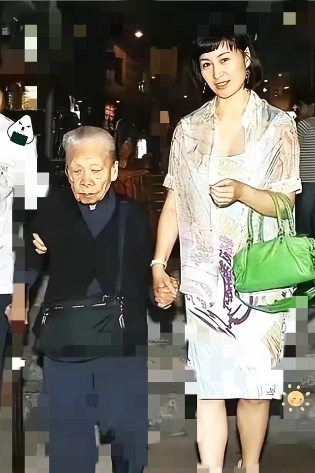 这是何超琼的保姆晶姐，住上亿别墅，退休后薪资一分不少，这份情义在豪门里太少见。