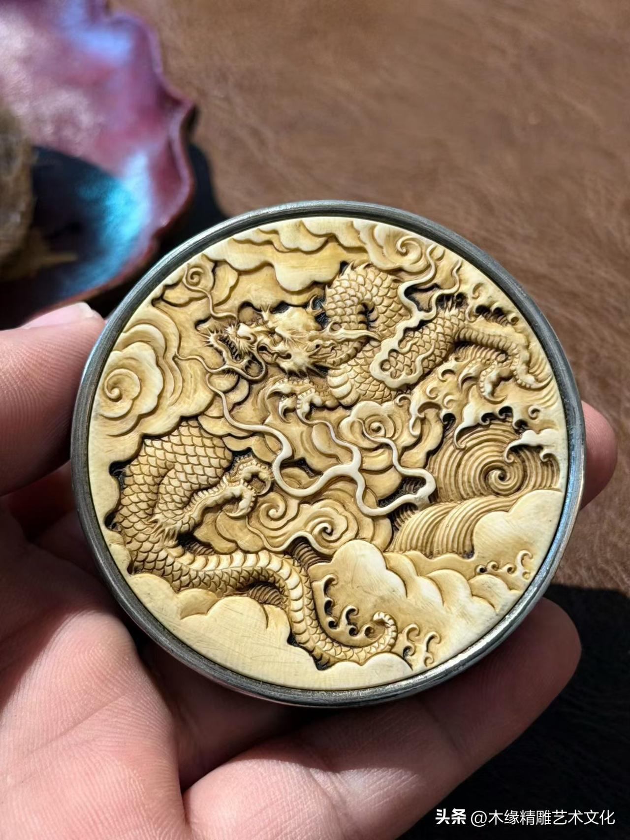 文房之趣，有时就在这些不起眼的小物件里。

猛犸龙纹盖置，全手工雕刻。方寸之间，