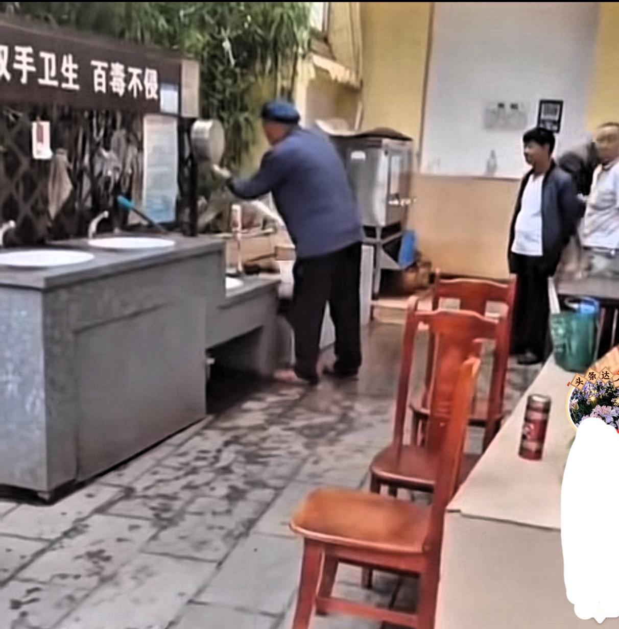 大爷在公厕，不停捯着公用厕纸，手里攥着一大把，仍不停息，旁边有几位男士看着愣在原