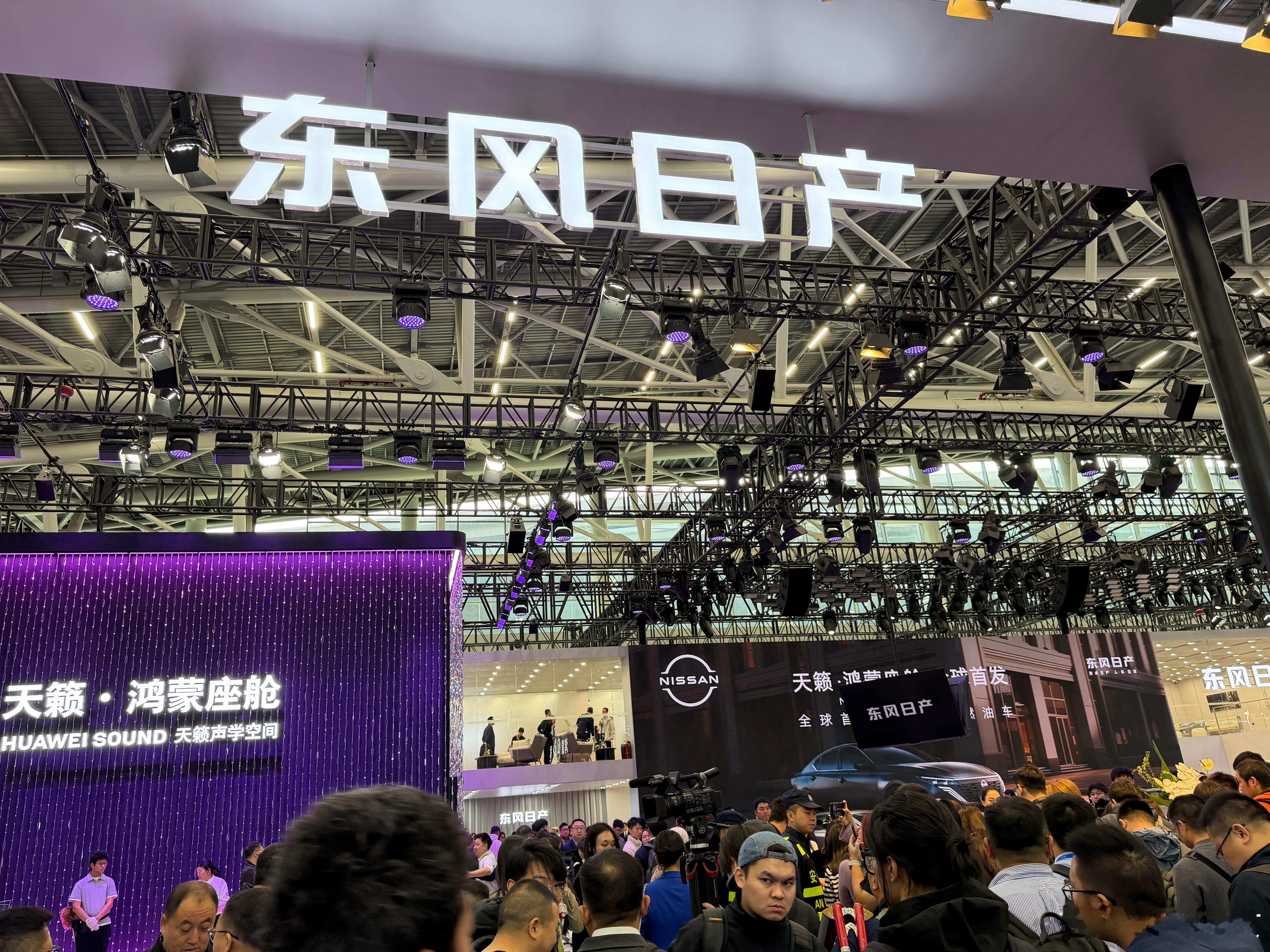 今天一大早就打卡了东风日产的展台，现场挤满了人，没想到天籁说的就是张靓颖！日产大