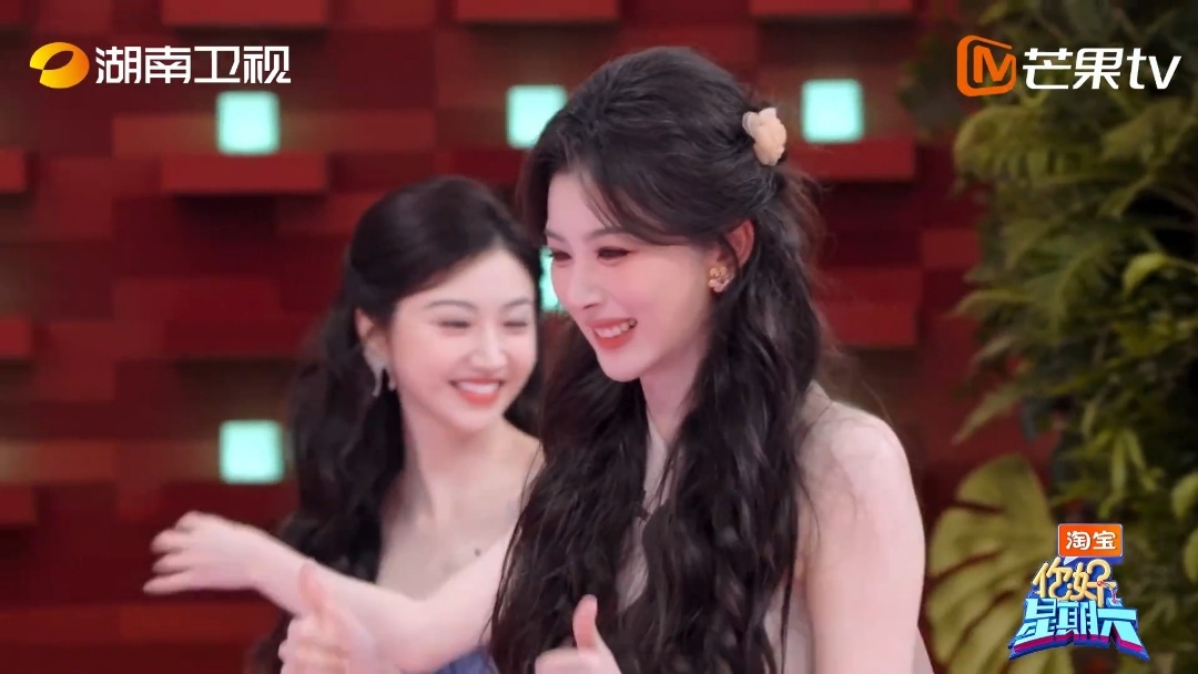 邓凯公主抱孔雪儿深蹲邓凯孔雪儿公主抱 公主抱深蹲挑战，邓凯轻松得像抱了个娃娃！孔