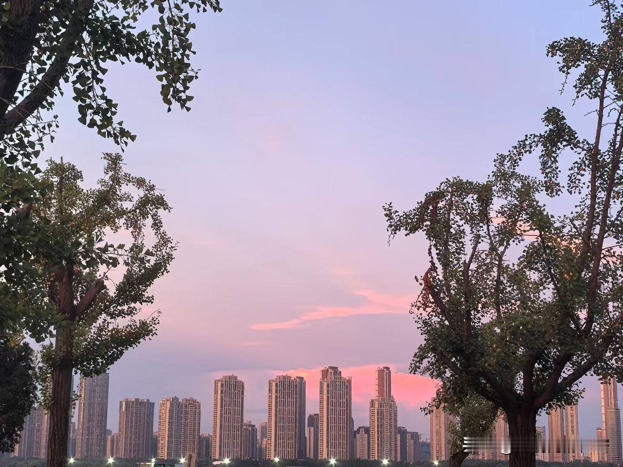 早上没睡醒去上班，
刚到公司就在电梯里看到领导，
我就打了个招呼：

早上好啊刘